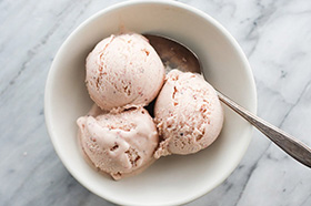 Книга рецептов твердого мороженого (джелато), сорбетов, парфе и соусов.